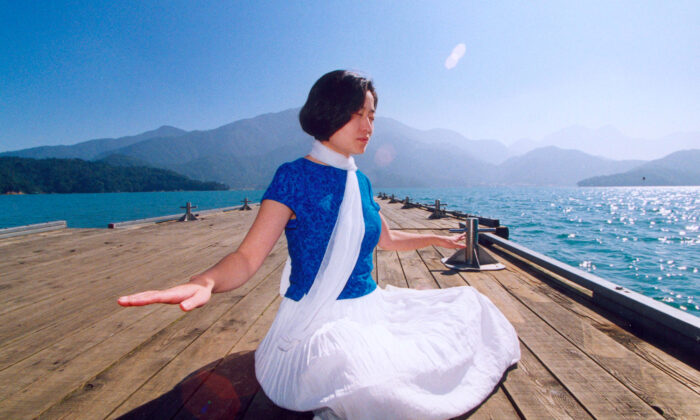 Une femme faisant la méditation Falun Dafa. Selon une recherche réalisée avec des scanners cérébraux, il s'est avéré qu'un groupe de personnes pratiquant la méditation depuis longtemps avait pu transformer de manière surprenante l'anatomie de leur cerveau (Minghui.org).