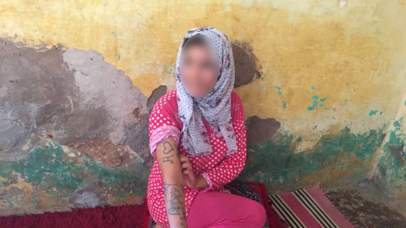L'adolescente marocaine Khadija, 17 ans, prise en photo dans le village d'Oulad Ayad, dans la région de Beni Mellal, le 21 août 2018. - La police marocaine a arrêté 12 personnes pour le viol collectif allégué de l'adolescente. Dans une vidéo publiée en ligne, Okkarou a déclaré que des membres d'un "gang dangereux" l'avaient kidnappée et détenue pendant deux mois, la violant et la torturant. Dans la vidéo, elle a montré ce qui semblait être des cicatrices de brûlures de cigarettes et de tatouages gravés sur des parties de son corps.(STRINGER/AFP via Getty Images)