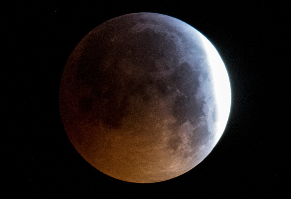 Éclipse lunaire pénombrale. (Photo : BORIS ROESSLER/DPA/AFP via Getty Images)