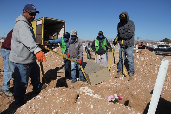 -Des employés municipaux enterrent l'un des 52 corps non identifiés ou non réclamés au cimetière municipal de San Rafael à Ciudad Juarez, dans l'État de Chihuahua, au Mexique, le 31 janvier 2019. Photo Herika Martinez / AFP via Getty Images.
