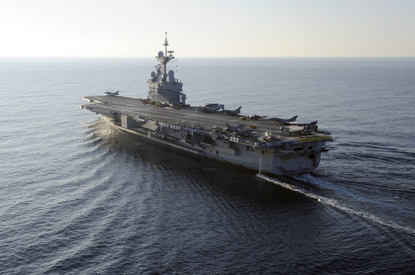 Le porte-avions Charles-de-Gaulle navigue en Mer Méditerranée en 2011. (Photo ERIC FEFERBERG/AFP via Getty Images)