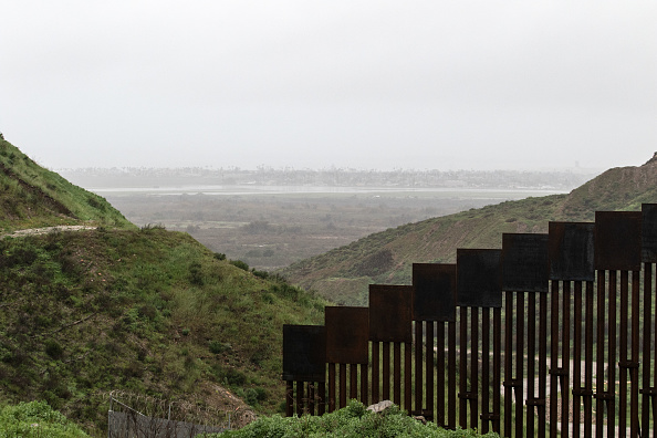-Une section de la clôture renforcée entre les États-Unis et le Mexique est vue de Tijuana, État de Baja California, au Mexique, le 14 février 2019. Photo GUILLERMO ARIAS / AFP via Getty Images.