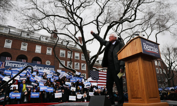Le sénateur Bernie Sanders, candidat démocrate à la présidence américaine, s'adresse à ses partisans au Brooklyn College, dans le quartier de Brooklyn à New York, le 2 mars 2019. (Spencer Platt/Getty Images)