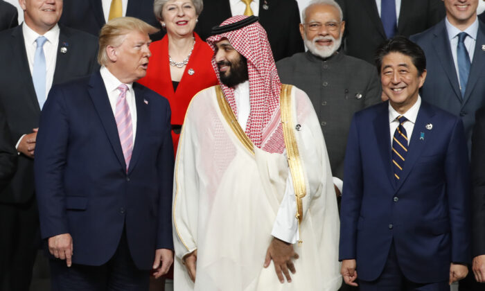 Le président Donald Trump (à gauche) s'entretient avec le prince héritier d'Arabie saoudite Mohammed bin Salman lors d'une séance de photos de famille lors du sommet du G20 à Osaka le 28 juin 2019. (KIM KYUNG-HOON / AFP via Getty Images)