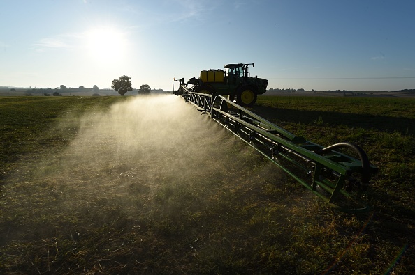 Un agriculteur pulvérise l'herbicide au glyphosate  . (Photo : JEAN-FRANCOIS MONIER/AFP via Getty Images)