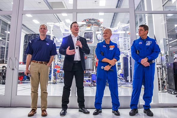 -Le fondateur de SpaceX Elon Musk s'adresse aux médias aux côtés de l'administrateur de la NASA Jim Bridenstine, et les astronautes Doug Hurley et Bob Behnken, lors d'une conférence de presse annonçant les nouveaux développements de l'engin spatial réutilisable Crew Dragon, à Hawthorne, en Californie, le 10 octobre 2019. Photo de Philip Pacheco / AFP via Getty Images.