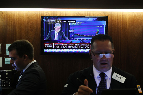 -Illustration- Le président de la Réserve fédérale, Jérôme Powell, donne une conférence de presse alors que les traders travaillent sur le sol de la Bourse de New York les inquiétudes concernant un ralentissement économique mondial montent. Photo de Spencer Platt / Getty Images.