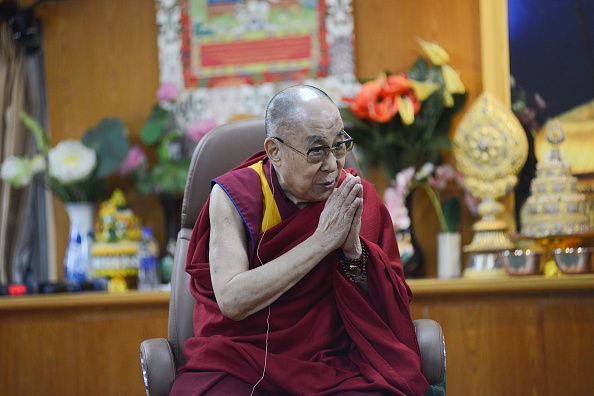 -Le chef spirituel tibétain, le Dalaï Lama, fait des gestes de salutations alors qu'il interagit avec des membres des médias le 25 octobre 2019. Photo de LOBSANG WANGYAL / AFP via Getty Images.