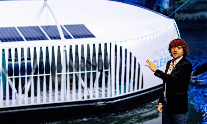 Boyan Slat, le fondateur et PDG néerlandais de The Ocean Cleanup, présente à Rotterdam le nouveau système de barge appelé « The Interceptor » qui sera utilisé pour l'extension de leur campagne de nettoyage des rivières et des océans le 26 octobre 2019. (Robin Utrecht / ANP / AFP via Getty Images)