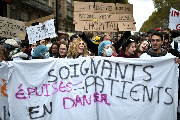 Manifestation le 14 novembre 2019 à Paris, journée nationale de protestation réclamant un "plan d'urgence pour les hôpitaux publics".  (Photo : STEPHANE DE SAKUTIN/AFP via Getty Images)