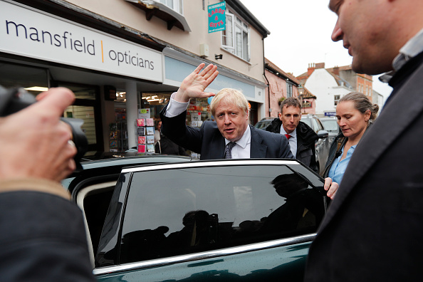 -Illustration- Le Premier ministre britannique Boris Johnson fait ses adieux. Photo de Frank Augstein - WPA Pool / Getty Images.