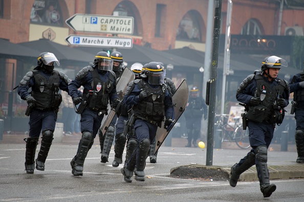Forces de l'ordre lors du premier anniversaire du mouvement des " gilets jaunes " à Toulouse le 16 novembre 2019. (Photo : PASCAL PAVANI/AFP via Getty Images)