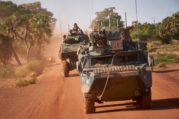-Deux véhicules blindés de transport de troupes de l'armée française patrouillent en zone rurale lors de l'opération Bourgou IV dans le nord du Burkina Faso le 14 novembre 2019. Photo de MICHELE CATTANI / AFP via Getty Images.
