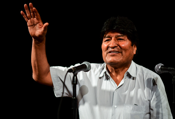 -L'ex-président bolivien Evo Morales fait des gestes lors d'une conférence de presse à Buenos Aires, le 19 décembre 2019. Le procureur général de la Bolivie a ordonné mercredi l'arrestation de l'ancien président exilé Evo Morales. Photo de RONALDO SCHEMIDT / AFP via Getty Images.
