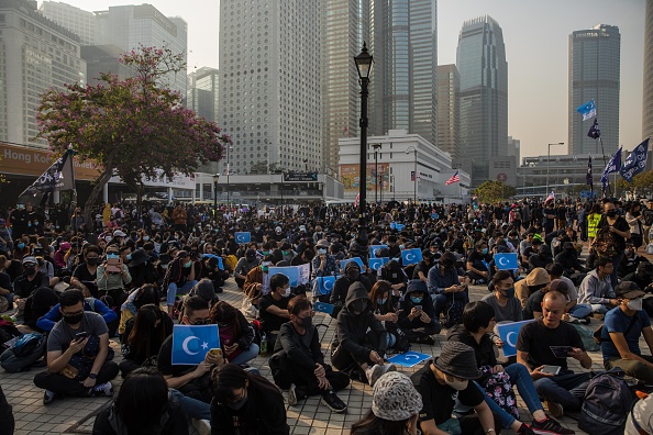 -Les manifestants assistent à un rassemblement à Hong Kong le 22 décembre 2019 pour montrer leur soutien à la minorité ouïghoure en Chine. Le mouvement prodémocratie de la ville comparait son sort à celui de la minorité musulmane opprimée. Photo de DALE DE LA REY / AFP via Getty Images.