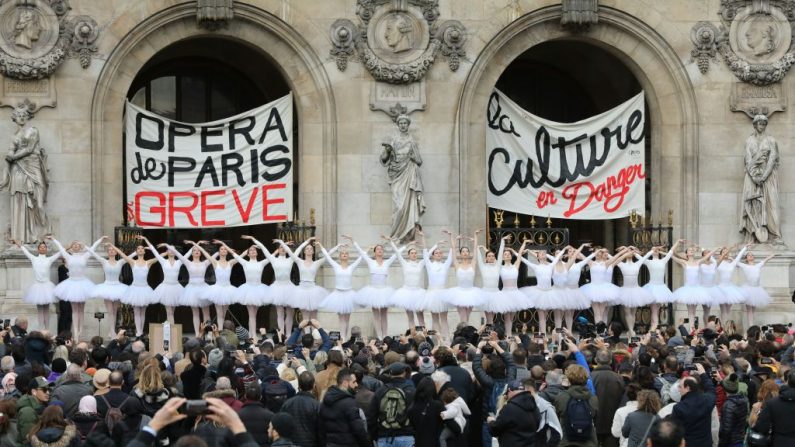 La grève continue à l'Opéra de Paris. (Photo by LUDOVIC MARIN/AFP via Getty Images)