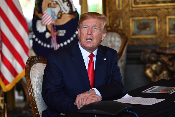 -Le président américain Donald Trump répond aux questions des journalistes après avoir passé un appel vidéo aux troupes stationnées dans le monde entier, le 24 décembre 2019. Photo de Nicholas Kamm / AFP via Getty Images.