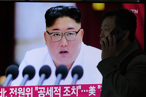 -Les gens regardent un programme télévisé montrant les dernières photos du leader nord-coréen Kim Jong Un, dans une gare de Séoul le 30 décembre 2019. Photo de JUNG YEON-JE / AFP via Getty Images.