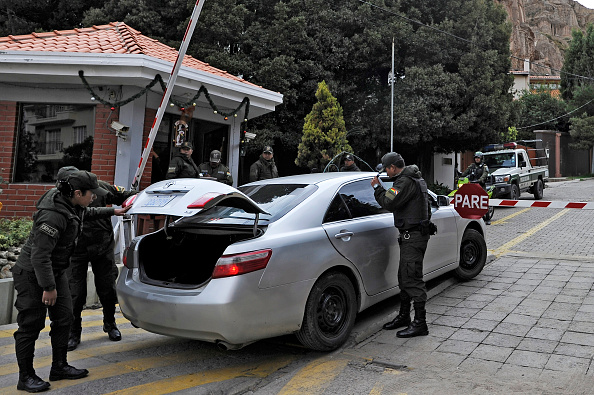 -Des policiers inspectent une voiture à l'entrée de la résidence fermée de La Rinconada, où se trouve l'ambassade du Mexique, à La Paz le 31 décembre 2019. Photo par JORGE BERNAL / AFP via Getty Images.