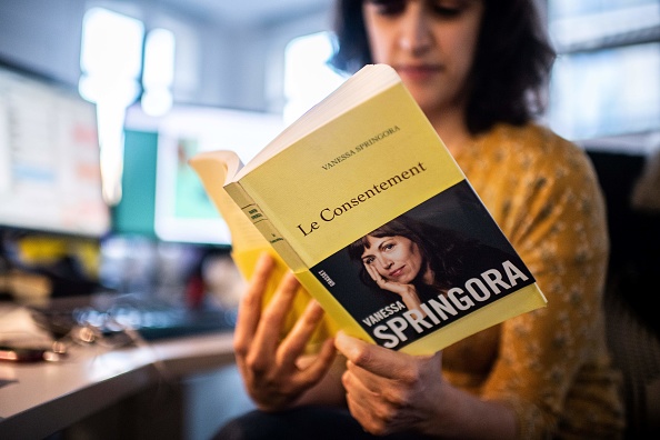 L'ouvrage de Vanessa Springora "Le Consentement". (MARTIN BUREAU/AFP via Getty Images)