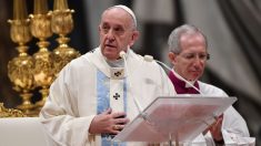 [Vidéo] Le pape François se met en colère et tape sur le bras d’une fidèle qui tente de le retenir