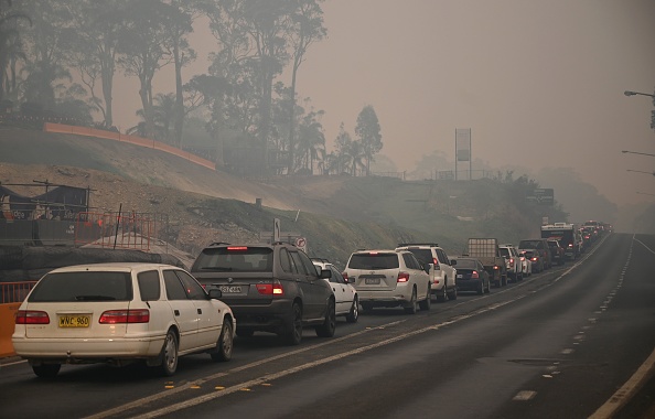 Longue queue de voitures pour fuir les feux qui persistent en Australie. (Photo PETER PARKS/AFP via Getty Images)