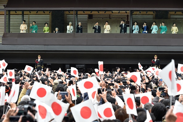 -L'empereur japonais Naruhito, l'impératrice Masako et des membres de la famille royale saluent les sympathisants lors des vœux du Nouvel An au Palais impérial de Tokyo le 2 janvier 2020. Photo par KAZUHIRO NOGI / AFP via Getty Images.