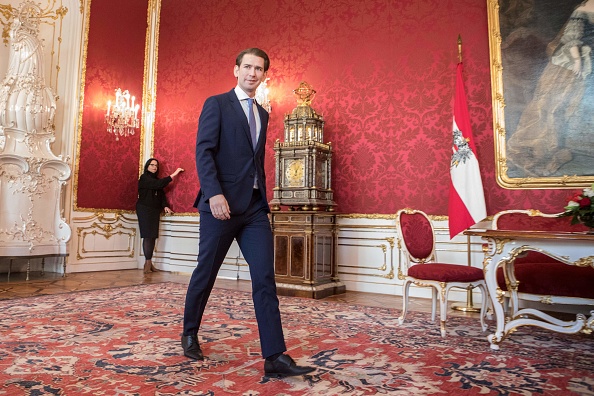 -Le chef du Parti populaire autrichien Sebastian Kurz après sa rencontre avec le président autrichien pour présenter le programme du gouvernement de coalition nouvellement formé le 2 janvier 2020 au palais de la Hofburg à Vienne. Photo par ALEX HALADA / AFP via Getty Images.