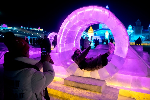 -Les touristes prennent des photos d'une sculpture de glace avant l'ouverture du Festival international de glace et de neige de Harbin, dans la province du Heilongjiang, dans le nord-est de la Chine, le 3 janvier 2020. Photo de NOEL CELIS / AFP via Getty Images.