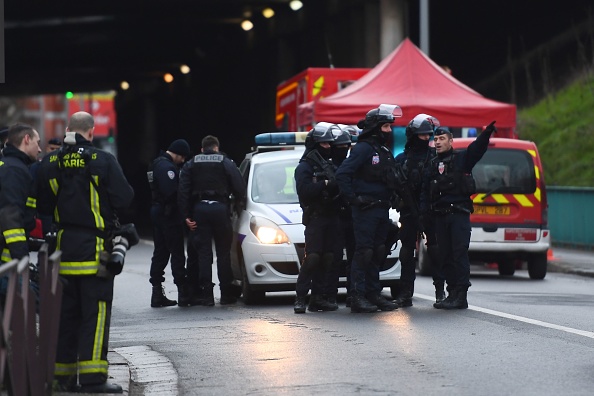 -La police et les pompiers se réunissent le 3 janvier 2020 à L'Hay-les-Roses sur le site où la police a abattu un homme au couteau qui a tué une personne et blessé au moins deux autres dans un parc voisin du sud de la banlieue parisienne ville de Villejuif. Photo de CHRISTOPHE ARCHAMBAULT / AFP via Getty Images.