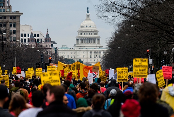 -Des militants anti-guerres marche de la Maison Blanche à l'hôtel Trump International à Washington, DC, le 4 janvier 2020. Photo par ANDREW CABALLERO-REYNOLDS / AFP via Getty Images.