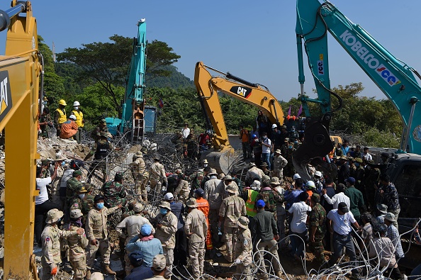 Des équipes de sauvetage s'activent sur le site dans l'espoir de trouver d'autres survivants. (Photo : TANG CHHIN SOTHY/AFP via Getty Images)
