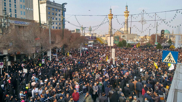 Les Iraniens se réunissent dans la ville de Mashhad, dans le nord-est du pays, le 5 janvier 2020 pour rendre hommage au général de division Qasem Soleimani, après avoir été tué lors d'une frappe américaine à Bagdad. (Photo : MOHAMMAD RAJABIAN/IRAN'S FARS NEWS AGENCY/AFP via Getty Images)