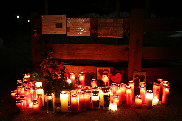 Des bougies ont été déposées sur la Via Aurina SS 621, à Lutago, dans le Tyrol du Sud, le 5 janvier 2020, où six jeunes Allemands ont perdu la vie. (Photo : PIERRE TEYSSOT/AFP via Getty Images)