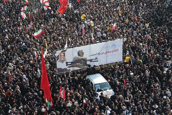 Des Iraniens ont envahi les rues dans la capitale Téhéran, le 6 janvier 2020, suite à la mort du général Qasem Soleimani (image sur la banderole). (Photo par ATTA KENARE/AFP via Getty Images)