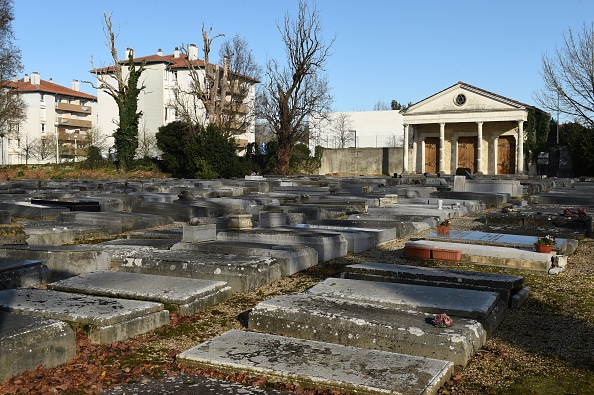 Une douzaine de tombes ont été profanées dans le cimetière juif de Bayonne. (Photo : GAIZKA IROZ/AFP via Getty Images)