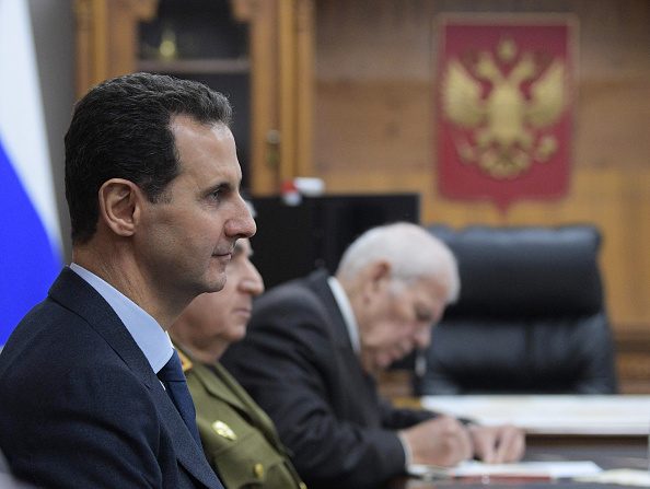 Selon un décret du président syrien Bachar al-Assad, les personnes "utilisant des devises étrangères ou des métaux précieux" dans leurs transactions encourent désormais une peine de "travaux forcés d'au moins sept ans" en plus d'une amende. (Photo : ALEXEI DRUZHININ/SPUTNIK/AFP via Getty Images)