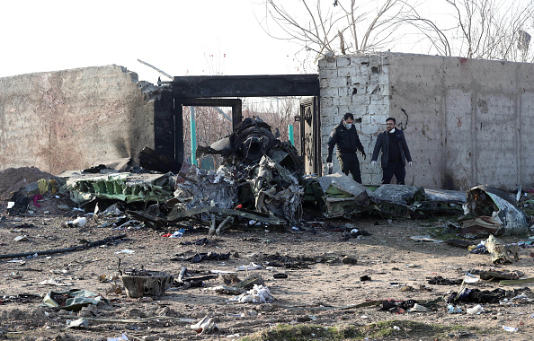 -Les équipes de secours travaillent au milieu des débris après qu'un avion ukrainien transportant 176 passagers s'est écrasé près de l'aéroport Imam Khomeini dans la capitale iranienne, Téhéran, tôt le matin du 8 janvier 2020, tuant tout le monde à bord. Photo par - / AFP via Getty Images.