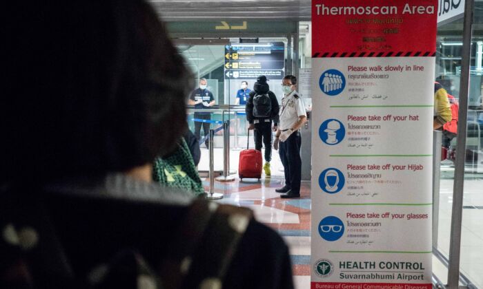 Des responsables de la santé publique de la Thaïlande effectuent des analyses thermiques sur les passagers en provenance de Wuhan, en Chine, à l'aéroport Suvarnabhumi de Bangkok, en Thaïlande, le 8 janvier 2020. (Lauren DeCicca / Getty Images)