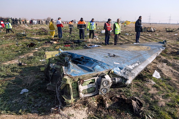-Des équipes de secours sont vues le 8 janvier 2020 sur les lieux d'un avion de ligne ukrainien qui s'est écrasé peu de temps après le décollage près de l'aéroport Imam Khomeini dans la capitale iranienne, Téhéran. Photo par AKBAR TAVAKOLI / IRNA / AFP via Getty Images.