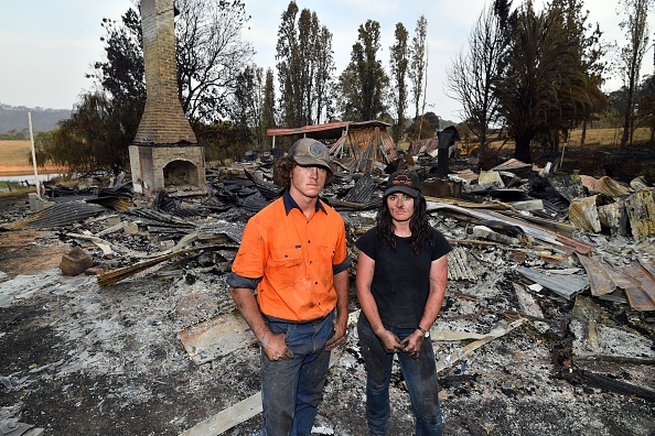 -Cette photo prise le 8 janvier 2020 montre Kiahan Bellchambers et son frère Jesse Bellchambers parmi les ruines de leur maison détruites lors des feux de brousse à Batlow, dans l'état de la Nouvelle-Galles du Sud en Australie. Photo de SAEED KHAN / AFP via Getty Images.
