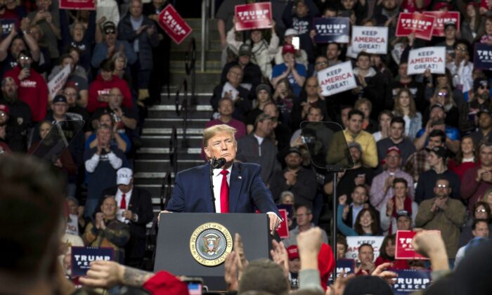 Donald Trump prend la parole lors d'un rassemblement sous le slogan « Keep America Great » (Gardons sa grandeur à l’Amérique) à Toledo, Ohio, le 9 janvier 2020. (Brittany Greeson/Getty Images)