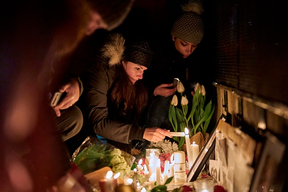 -Des personnes en deuil allument des bougies pour les victimes du vol 752 d'Ukrainien Airlines qui s'est écrasé en Iran, le 9 janvier 2020. Photo de GEOFF ROBINS / AFP via Getty Images.
