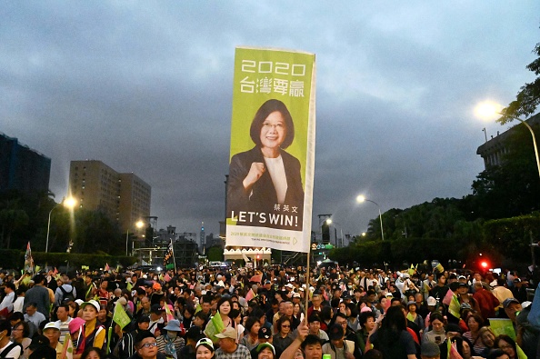 -Les partisans de la présidente taiwanaise Tsai Ing-wen du Parti progressiste démocratique (DPP) au pouvoir affichent un drapeau de campagne lors d'un rassemblement à Taipei le 10 janvier 2020, avant les élections présidentielles et parlementaires du 11 janvier. Photo de Sam Yeh / AFP via Getty Images.