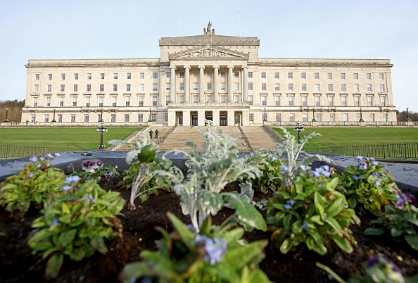 -Le 10 janvier 2020. Un projet d'accord pour relancer le gouvernement d'Irlande du Nord a été publié jeudi, trois ans jour pour jour depuis l'effondrement de l'exécutif de la province. Photo par PAUL FAITH / AFP via Getty Images.
