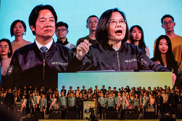 -L'actuelle présidente de Taiwan du Parti progressiste démocrate, Tsai Ing-wen, prend la parole lors d'un rassemblement avant l'élection présidentielle du samedi 10 janvier 2020 à Taipei. Photo par Billy HC Kwok / Getty Images.