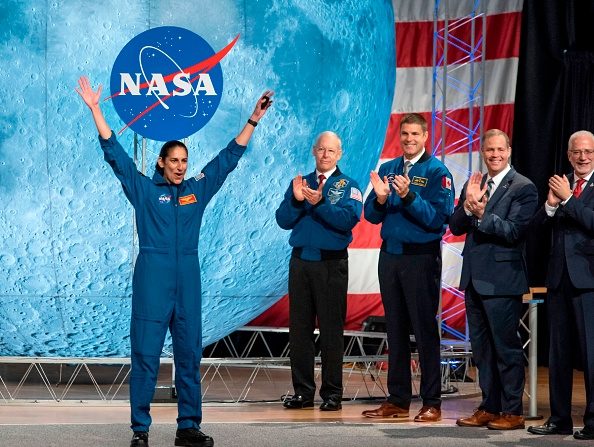 -L'astronaute de la NASA Jasmin Moghbeli lors de la remise des diplômes des astronautes au Johnson Space Center à Houston au Texas, le 10 janvier 2020. Photo de Mark Felix / AFP via Getty Images.