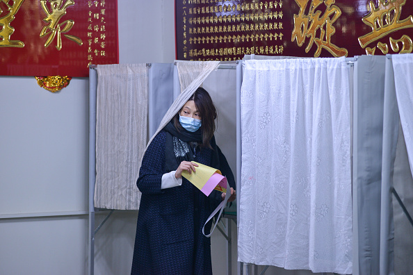 -Une personne sort d'un isoloir pour voter au bureau de Taipei le 11 janvier 2020. Photo de Chris STOWERS / AFP via Getty Images.