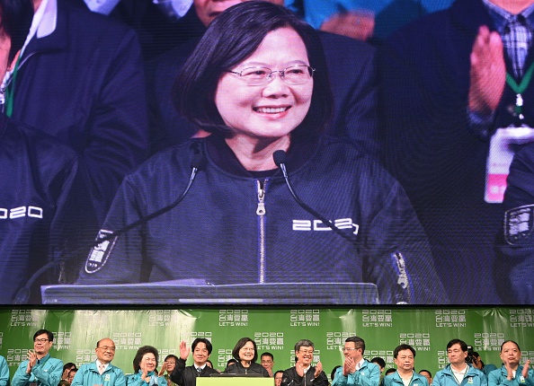 -La présidente taïwanaise Tsai Ing-wen sourit lors d'un rassemblement avec des partisans devant son siège de campagne à Taipei le 11 janvier 2020. Les votes étaient comptés après une bataille électorale dominé par les relations tendues de l'île démocratique avec la Chine. Photo de Sam Yeh / AFP via Getty Images.