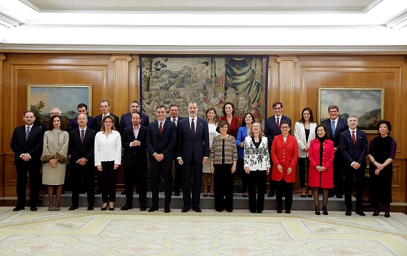 -Le Premier ministre espagnol Pedro Sanchez et le roi d'Espagne Felipe VI posent avec les ministres nouvellement nommés du nouveau gouvernement de coalition lors d'une cérémonie au Palais de la Zarzuela à Madrid, le 13 janvier 2020. Photo par EMILIO NARANJO / AFP via Getty Images.
